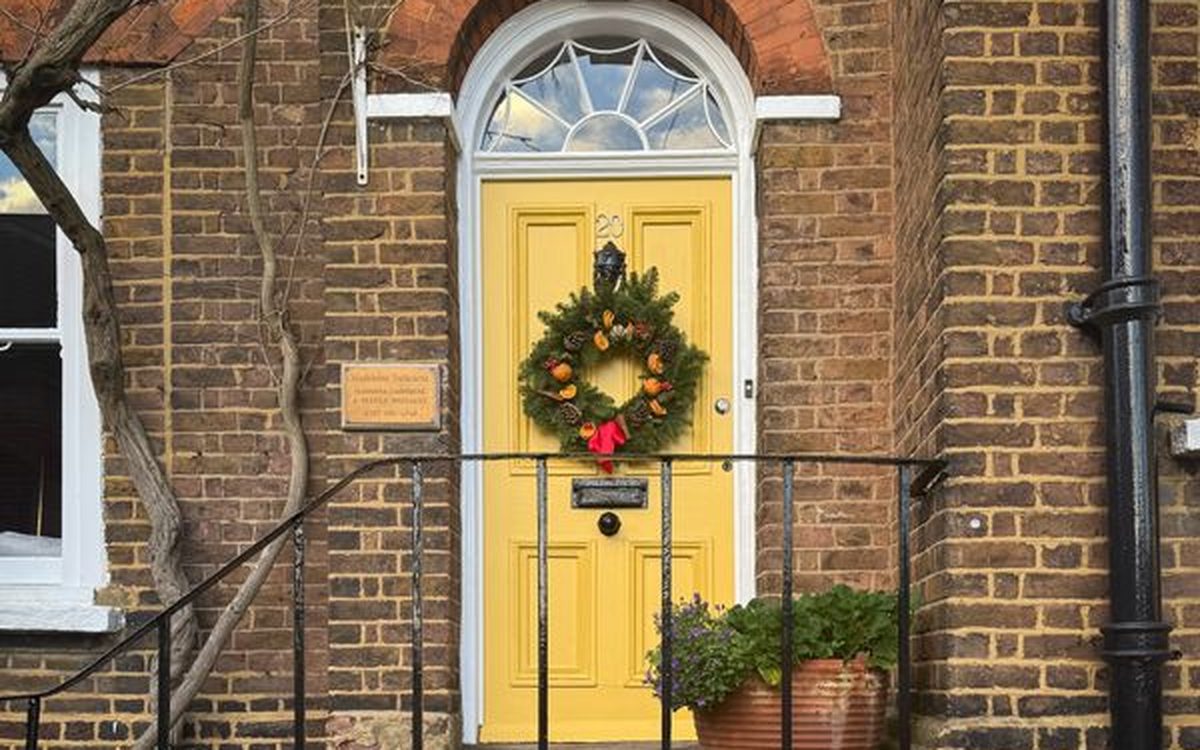 Can Your HOA Regulate Your Holiday Decor?